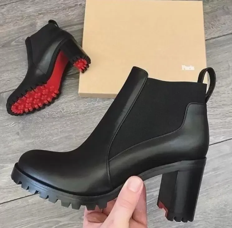تصميم شهير Lug Sole أحمر بوتون حذاء كاحل نسائي غنيمة أسود جلد طبيعي للسيدات قيعان ماركات فاخرة Reds Booties Capahuttas