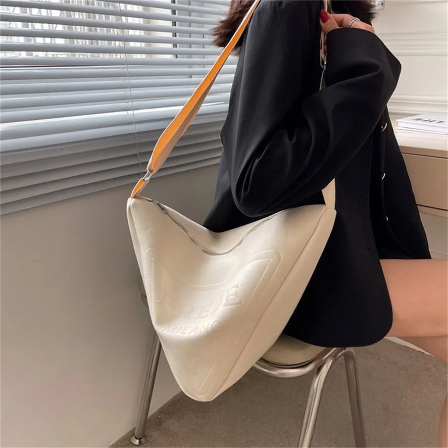 Purse Leisure Triangle Bag Women's 2023 New and Foreign Style Leisure Sling One Shoulder Diagonal stor kapacitet Tygväska Outlet9n0Z