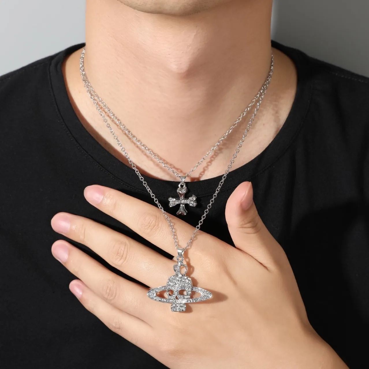 ☆ DHgate 추천 핫 아이템: 토성 행성 목걸이 : 여성, 할로윈, 크리스마스를위한 고딕 두개골 크로스 뼈 펑크 펜던트