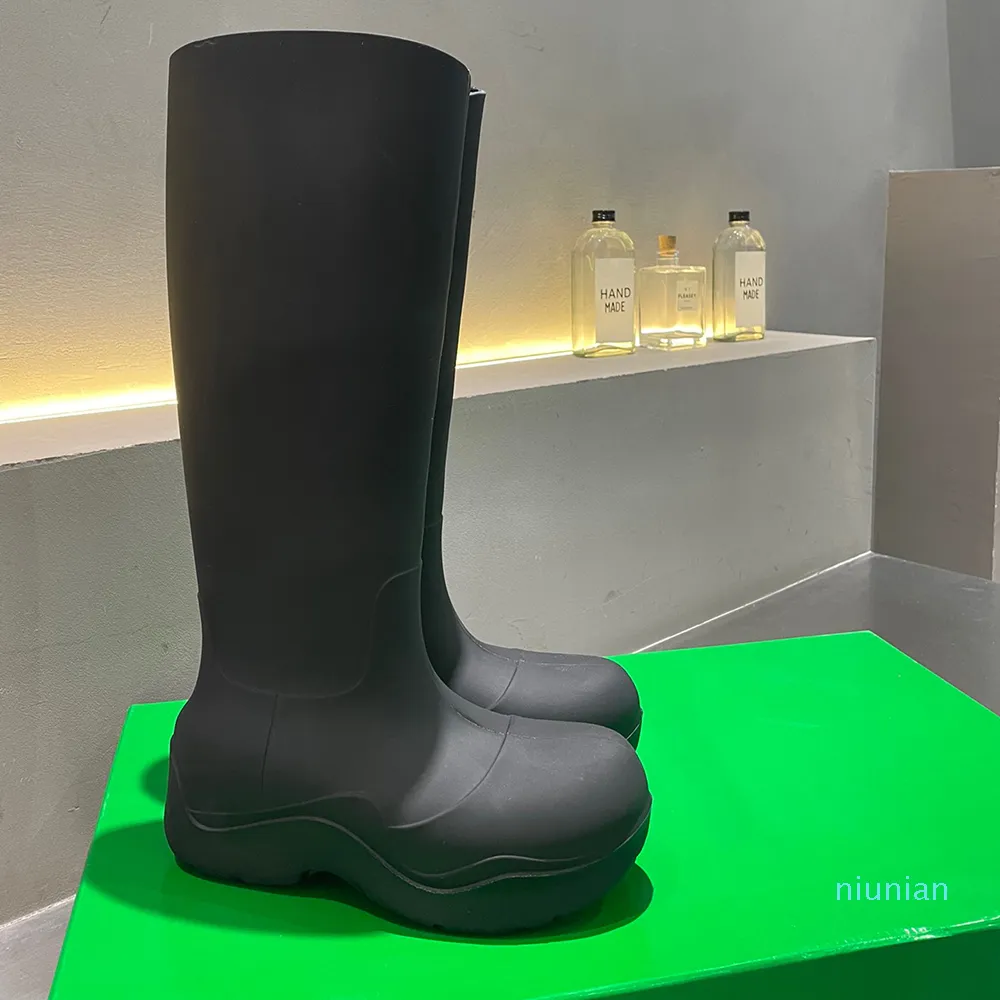 2022 Högversion Designer Boots Jelly Color Black Knee Boot Trend med vågiga bottenlinjer för att öka andningsbara fårskinns fotkuddar gåva