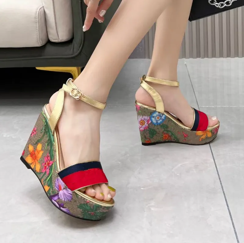 Sandálias de cunha de alta qualidade sandálias de plataforma sapatos de grife salto alto com flores listras verdes tigre vestido de noiva sapatos com caixa NO379