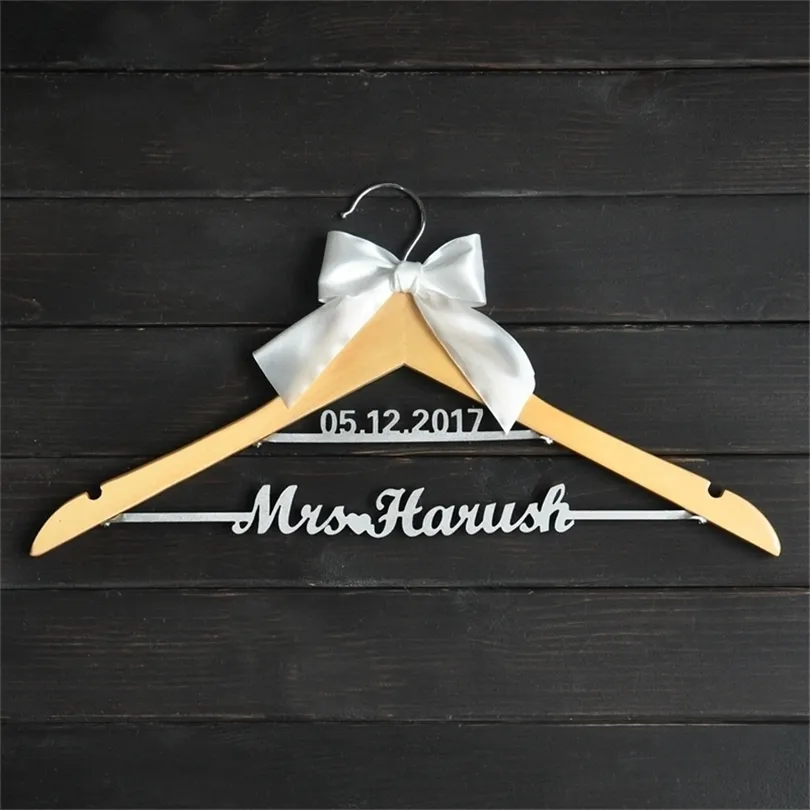 Custom Wedding Hanger with bowknot Two Line Name Personalized Bridal Bridesmaids Gift 210318