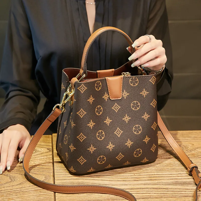 여자 디자이너 버킷 가방 패션 메신저 가방 서양 스타일 휴대용 어깨 크로스 바디 가방 대용량 핸드백