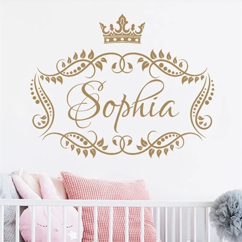 Ragazza Principessa Corona Personalizzata Decalcomania Della Parete Del Vinile Lettering Murale Belle Ragazze Room Decor Sfondi Nome Personalizzato LC1219 220621