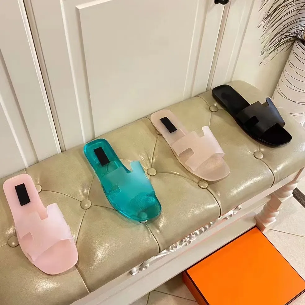 Kvinna Designer Sandaler Crystal Tofflor Klassisk Strand Slipper Sommarlägenheter Slides Fashion Leather Sandal Hotel Bath Flip Flops med låda
