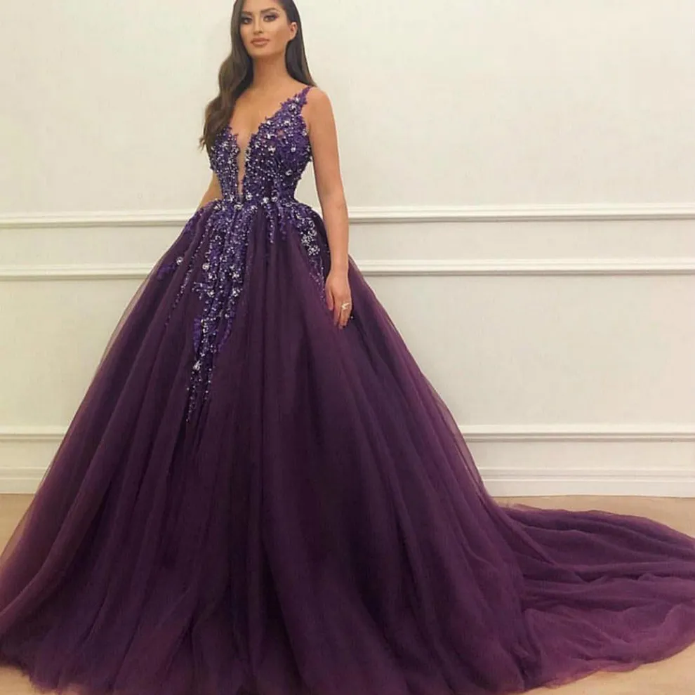 UPS 2022 Sexig Lila Beaded Ball Gown Quinceanera Klänningar Appliques Sequins Deep V Neck Tulle Afton Party Dresses Prom Crowt