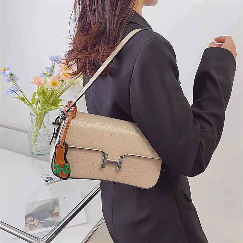 Günstige Geldbörsen 70 % Rabatt auf die neue strukturierte Unterarm-Lackledertasche für Damen. Modische koreanische Stewardess-Tasche mit einzelner Schulter und Diagonale