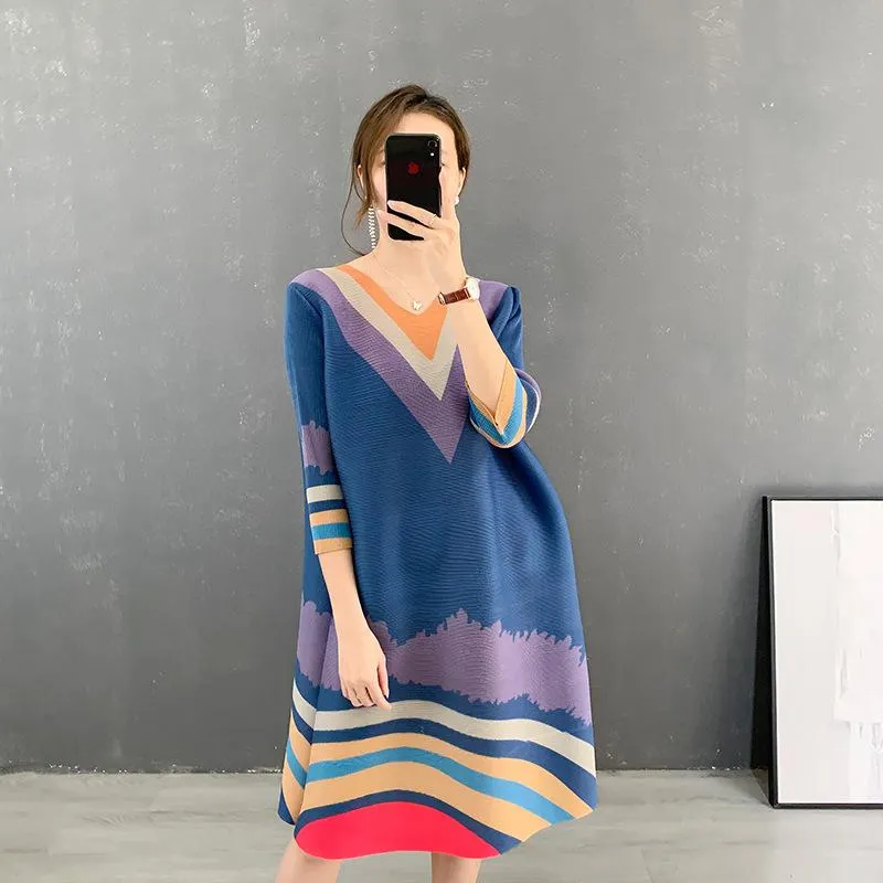 Casual Dresses Miyake Spring And Summer Women Knee-length Dress Temperament Elegant V-neck Pleated Color Matching Loose Thin Red