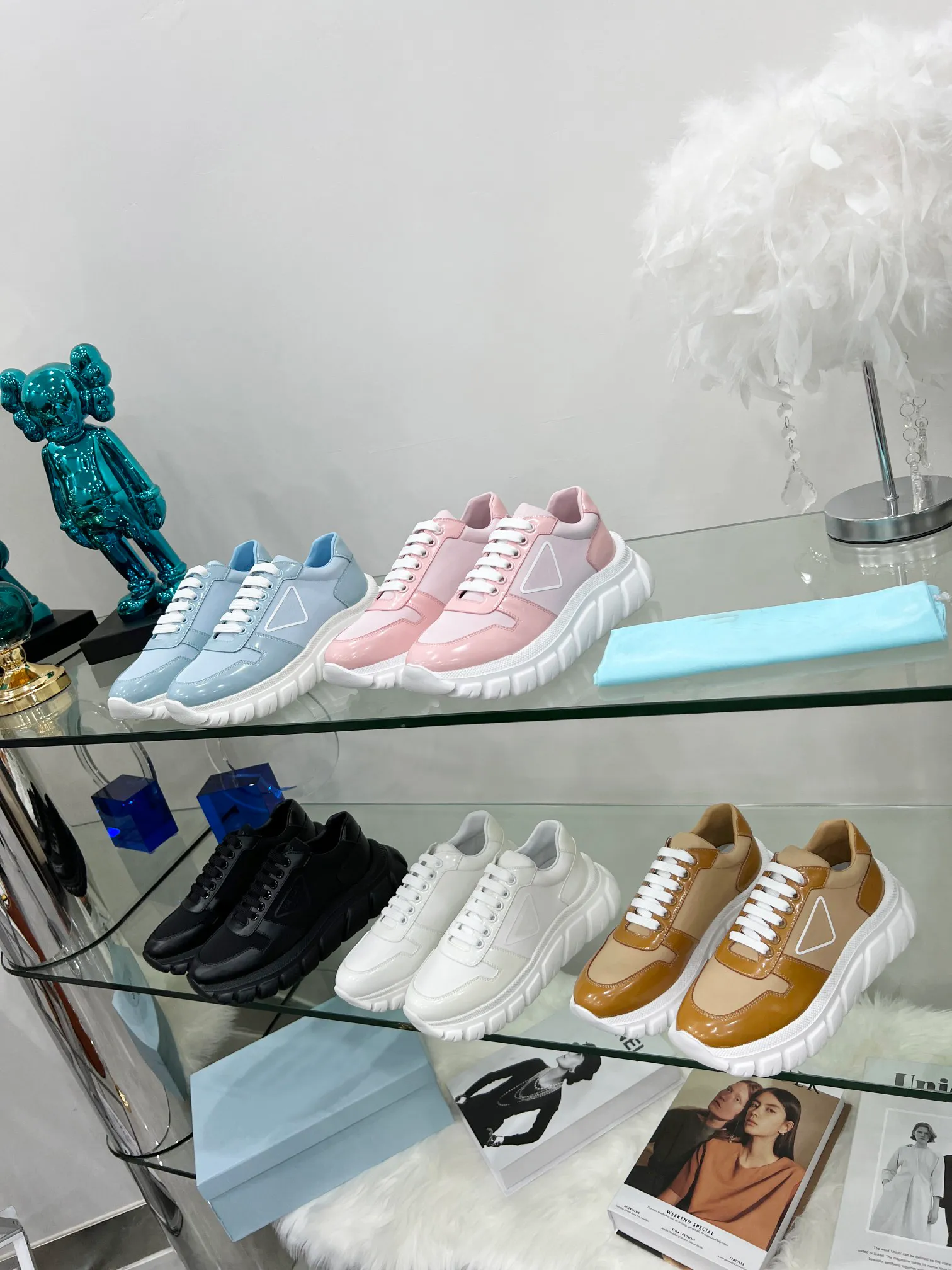 Zapatillas de mujer, Causales y sneakers