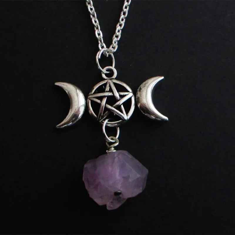 Collane con ciondolo Strega Viola Cristallo grezzo Collana a catena con tripla luna Punk Occulto Gotico Gioielli pagani Wiccan Dichiarazione regalo donna GothPenda