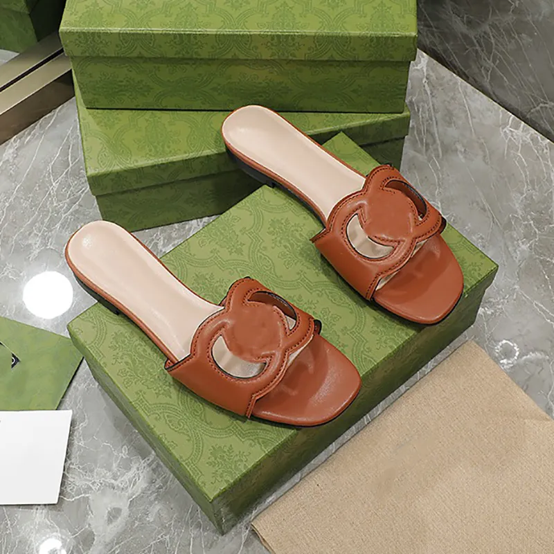 Designer Kvinnor Interlocking Cut-out Sandaler Skor Slip On Slide Flats Tofflor Dam Flip Flops Comfort Promenad Svart Vit Röd Strand Casual Tofflor Med Box NO383