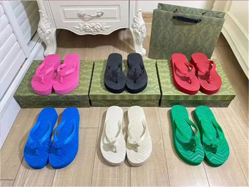 2022 modedesigner tofflor för kvinnliga damer glider v-formade flip flop tofflor tjocka bottnar loafers trippel svarta vita rosa skor