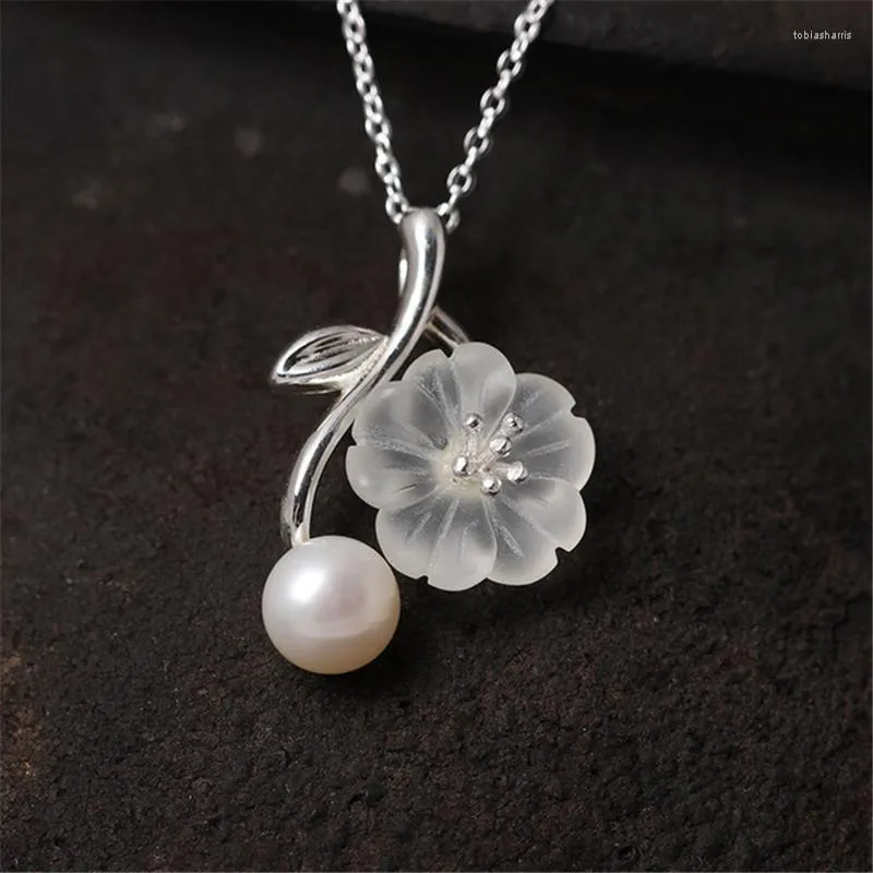 Anhänger-Halsketten aus echtem 925er-Sterlingsilber, handgefertigter Designer-Edelschmuck, weiße natürliche Perle, zarte Pflaumenblüten-Blumen-Halskette für Frauen