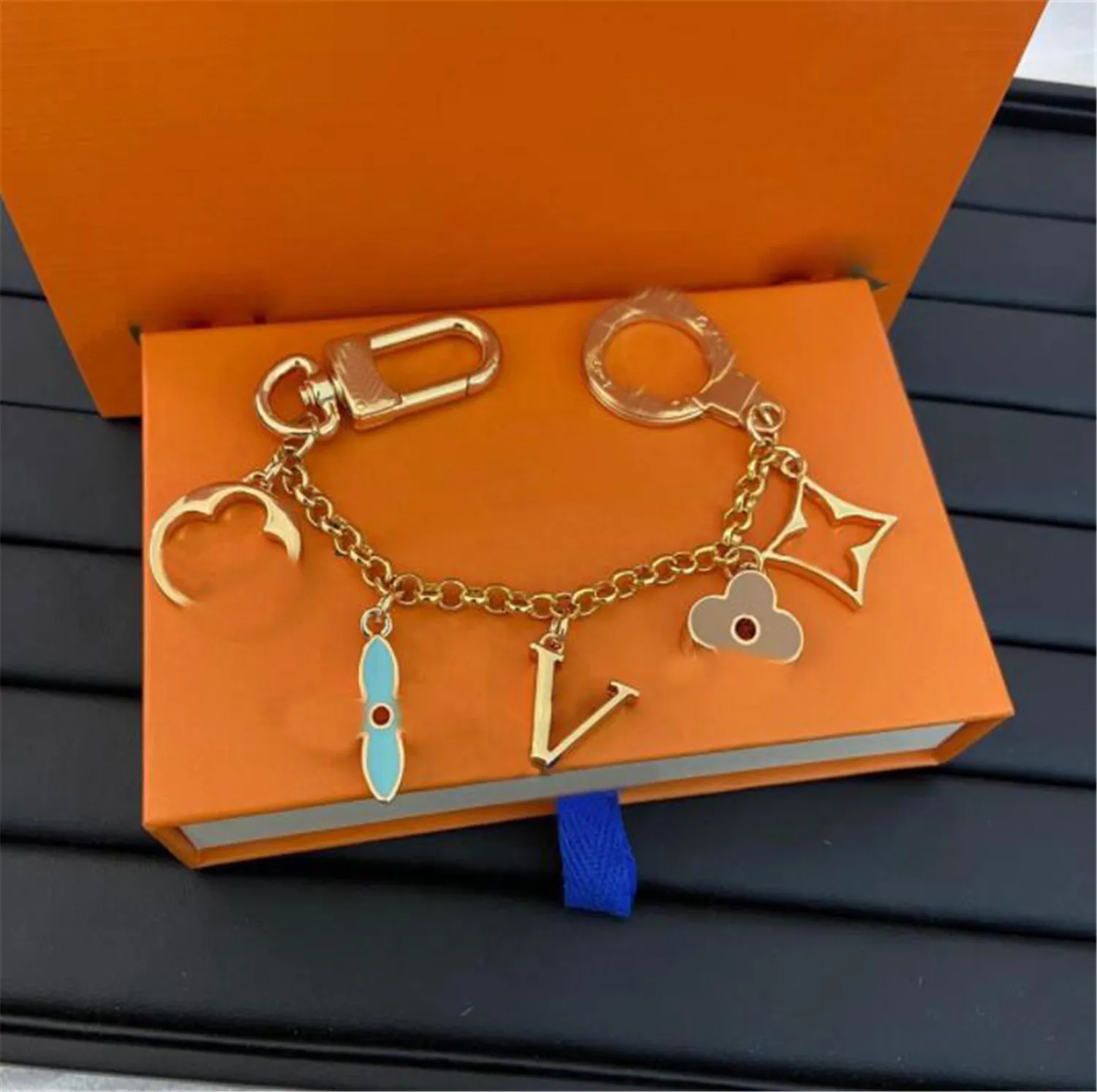 Lüks Tasarımcı Keychain Marka Anahtar Zinciri Erkekler Araba Knah Delici Kadın Toka Anahtarları Çanta Kolye Güvercini Kutu Toz çantası