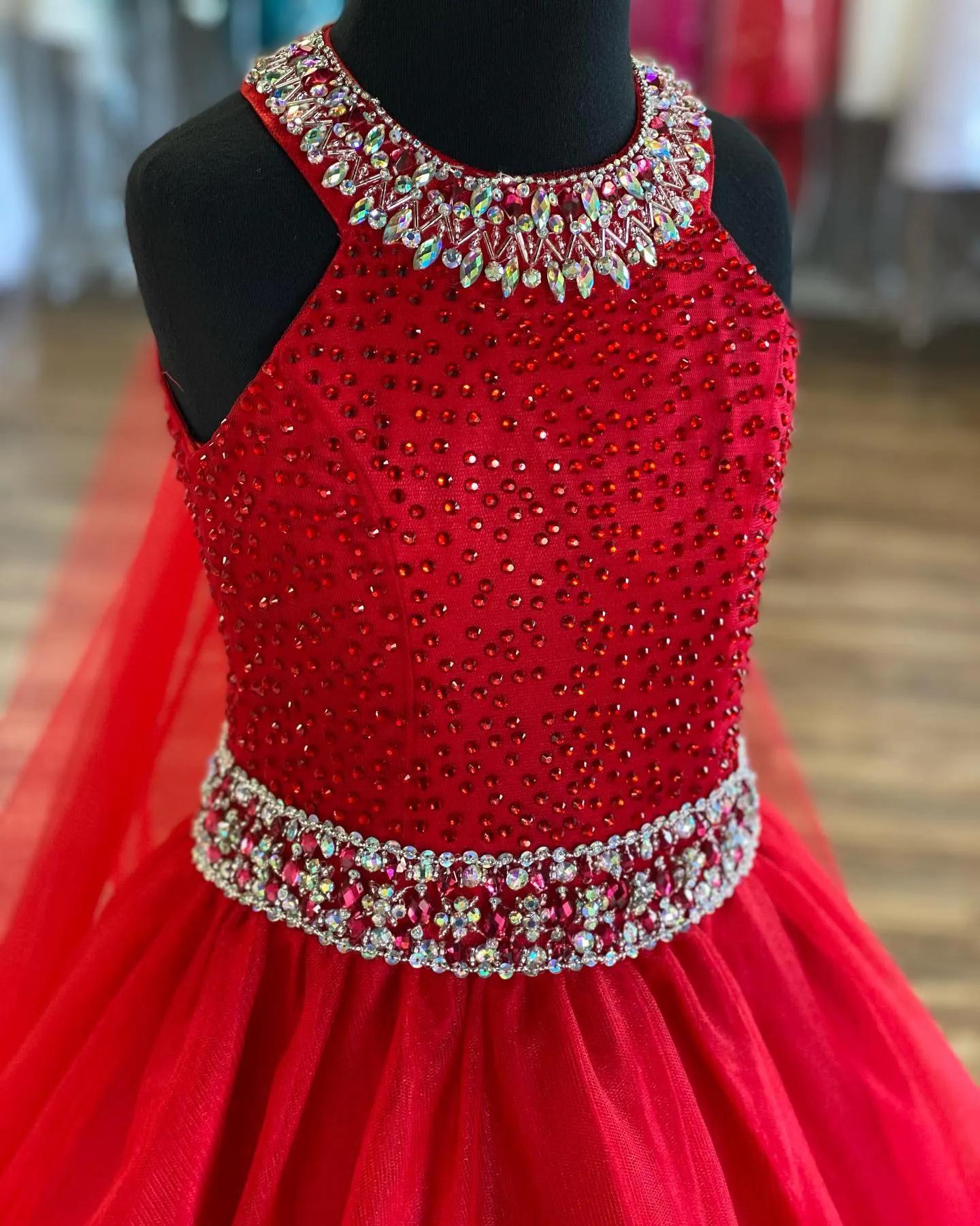 Kryształy Girl Pageant Dress 2022 Ballgown AB Stone Red Organza małe dziecko Urodziny Formalna suknia wieczorowa Maluch Nastolatki Preteen z tiulową peleryną Halter Neck Dziurka ritze