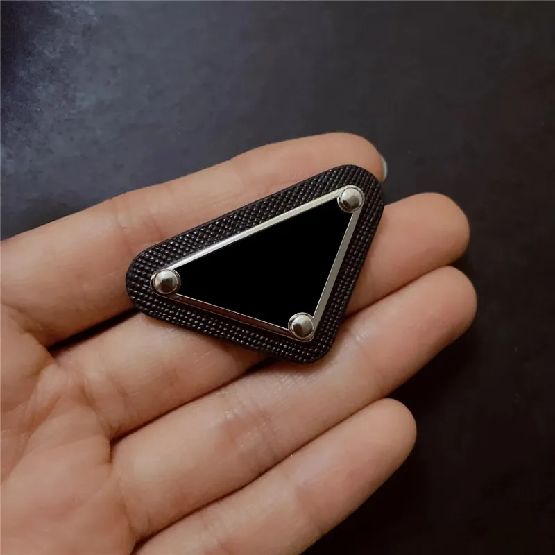 Mens Suits Pins Luxury Designer Jewelry Women Brooches Triangle Clothes Accessories Ties Pin Bag Pendant Womens Black Brooch Spilla