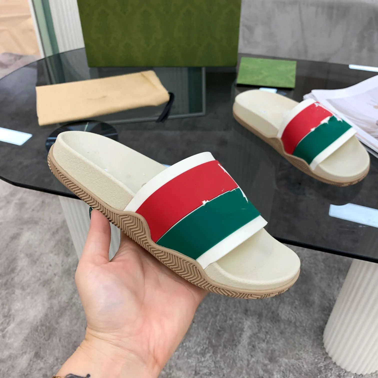 2022 Homens e mulheres de verão Couples Duo Green Slippers Station European Station Soft Rubber Flip-Flop Mark Bottom Bottom Beach Sandals Sandals004