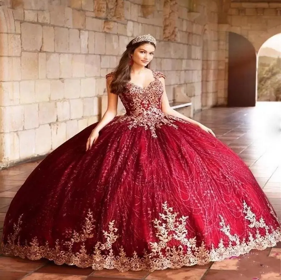 Eleganti Vestitido de 15 Anos Burgundy Abito da ballo Quinceanera Abiti maniche a bordo perline in oro in pizzo