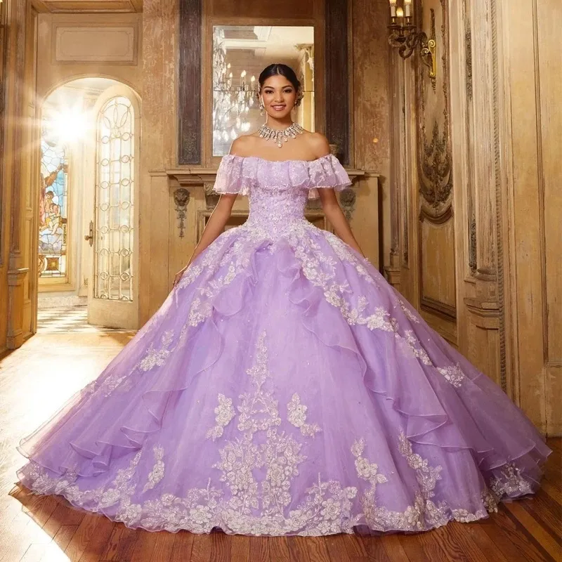 Nyaste lavendel quinceanera prom klänningar blommiga spetsar applikationer söta 15 klänningar bateau nacke ruffles tiere vestidos de 16 anos