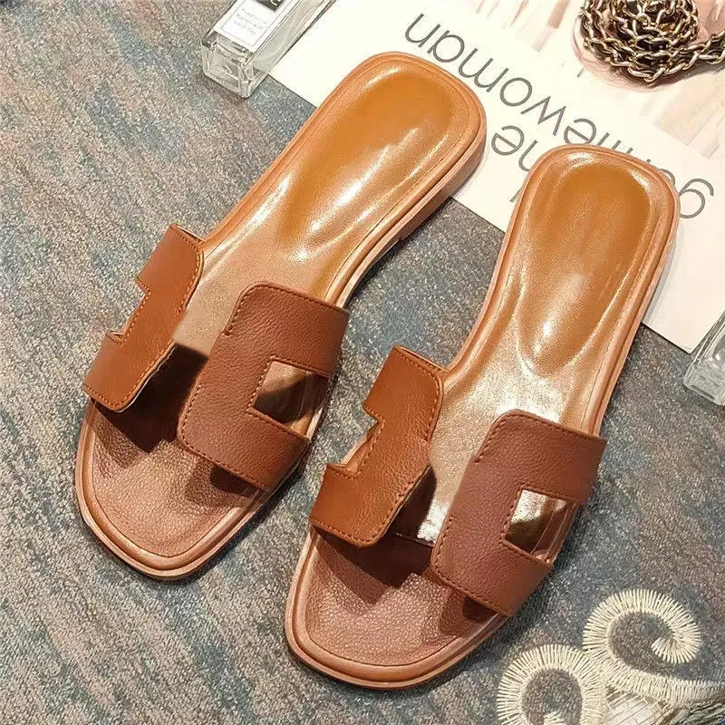 Marques de luxe Pantoufles de plage Classique Talon plat Été Designer Mode flops en cuir dame Diapositives femmes chaussures Hôtel Bain Dames sexy Sandales Grande taille