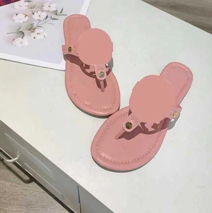 Stylist Women Sandals Hollow out Flat Slippers Studded Girl Slides Leather Slipper Beach Flip Flops Size 35-43 With Box