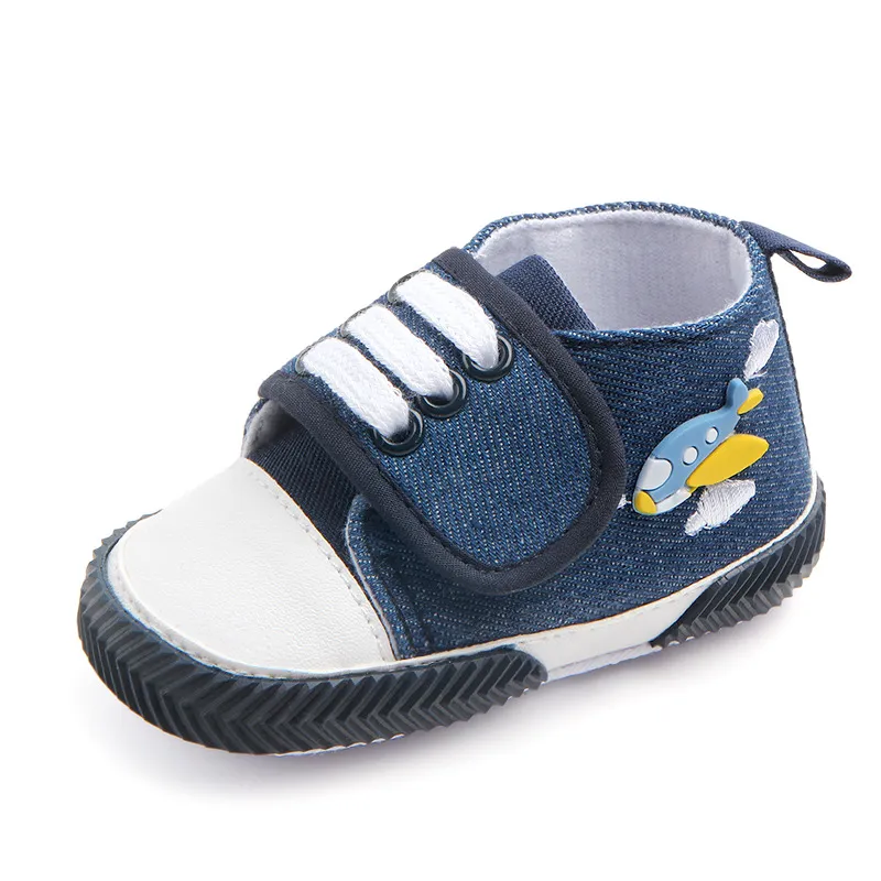 Walkers bebek ayakkabıları lastik şeritlerle yapıştırılan ve kelebek yumuşak soled yürüyüş ayakkabıları üzerine bastı
