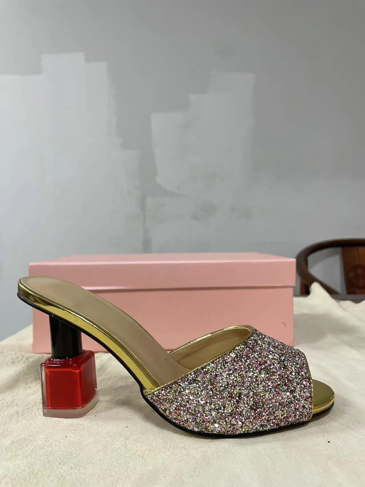 Cuir 2022 Sandales Nouvelle bouteille de vernis à ongles en peau de mouton Chunky High Talons pompes Femmes Slipper Tissu à paillettes d'été Open Toes Peep Toes Toes 34-43 Slip-On Party 57626