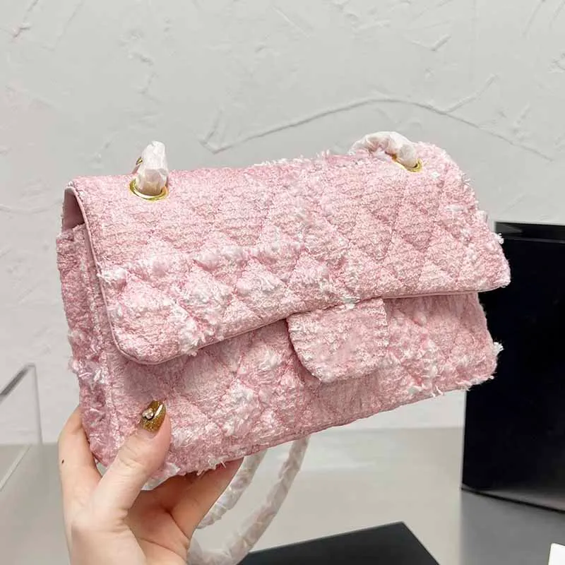25 cm klassische Mini-Klappen-Crossbody-Designer-Taschen, mehrfarbige klassische Handtaschen aus rosa und weißem Tweed, goldfarbene Metallketten, kontrastierende Damenhandtasche