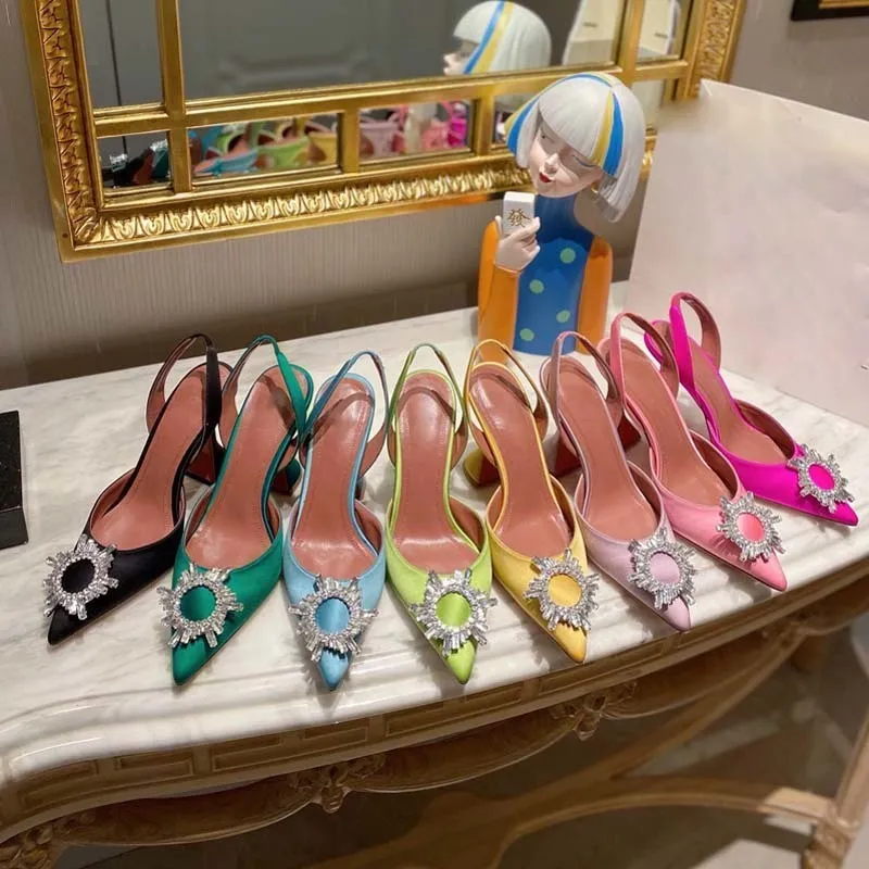 2022 Amina Muaddi Çift Düğme Sandalet Yüksek Topuklu Yeni Bayanlar İnci Terlik Renkli Mektuplar Moda Popüler Sandal Kadın Stili Marka Ayakkabıları No359