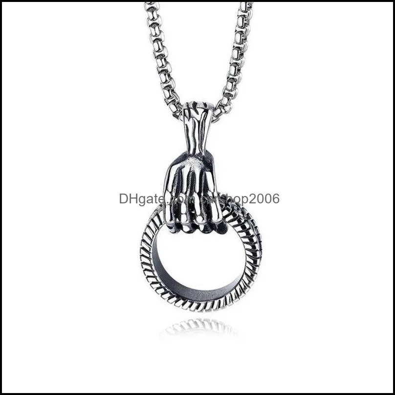 Collane con ciondolo Pendenti Gioielli 2022 Retro Bone Hand Grab Ring Collana in lega per uomo Personalità Hip Dhie6