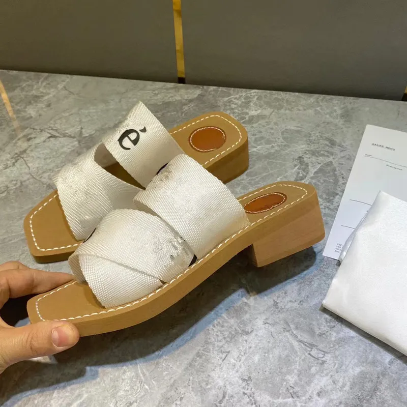 2022 Sapas de sandálias de mula planas de madeira amadeirada Mulheres de tela impressa lâminas bordadas de chinelos de chinelos pretos de couro branco chinelos tamanhos 35-41
