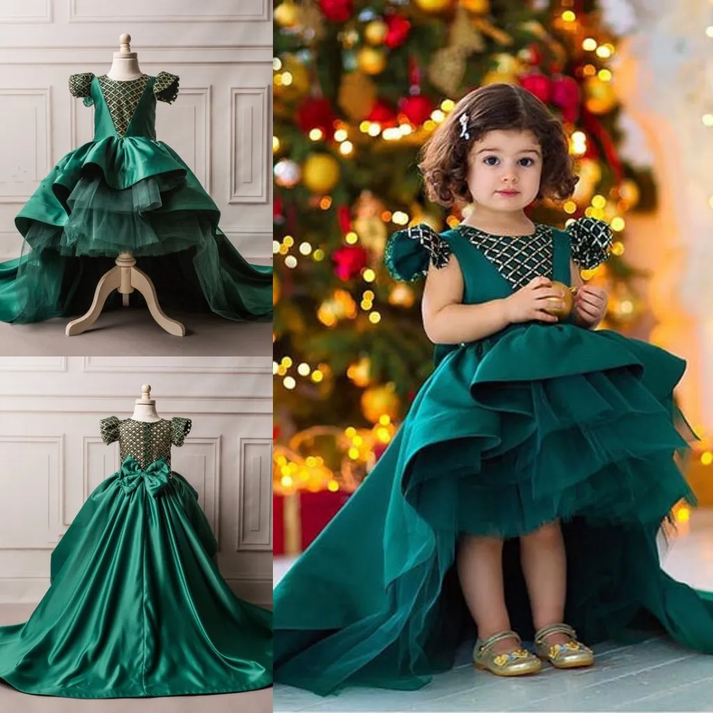 2022 Emerald Green Mini Quinceanera Klänningar Pagant Little Girls High Low Ruffle Gold Beaded Party Dress With Short Sleeve Communion Formal Evening Gowns Kids Barn