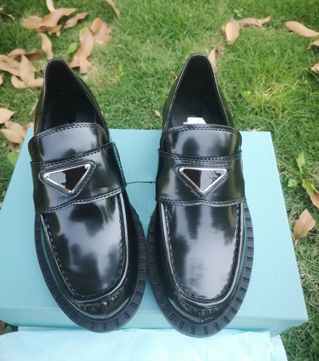 Os mais recentes sapatos de vestido de verão costurados à mão confortáveis sapatos femininos de couro para festa de casamento sapatos de designer de luxo caixa de embalagem 35-41