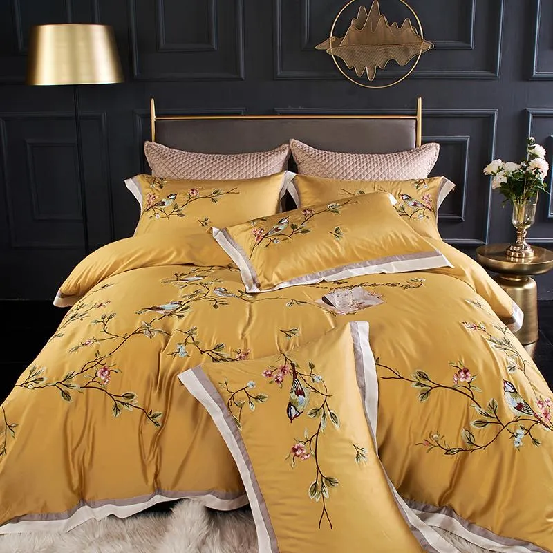 Sängkläder sätter lyxig gul fågelfjäril broderi egyptisk bomullsuppsättning täcke täcke säng linne monterade lakan kuddar textilier bäddning