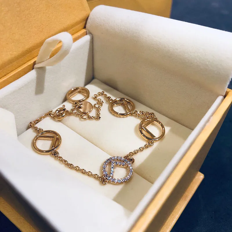 2022 Cadena de eslabones de lujo Diseñador de pulseras de moda para mujeres Letras clásicas simples Pulsera de diamantes de oro Aniversario Regalo de fiesta de bodas Joyería de alta calidad