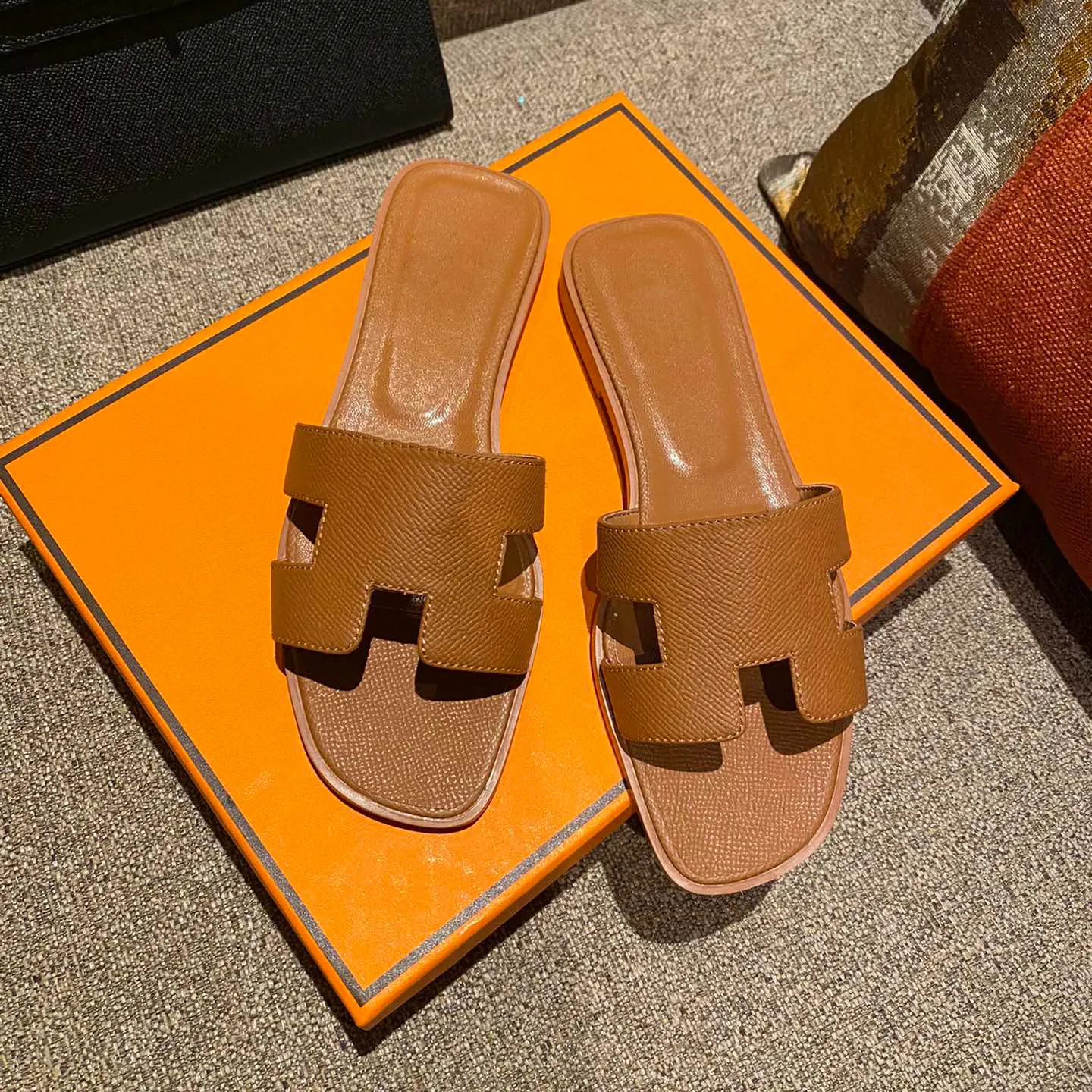 Skor tofflor kvinnor oran sandaler pantoufle sandal körsbär rosa hud platt flip flops lyxiga dam loafers sandles gummi