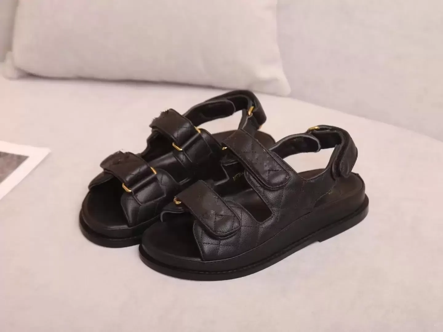 Branco Preto 22c Couro Mules Slides Strap Flats Printed Dad Sandals Sapatos de praia com velcro e forro de pele de carneiro importado tamanho 35-42 com caixa