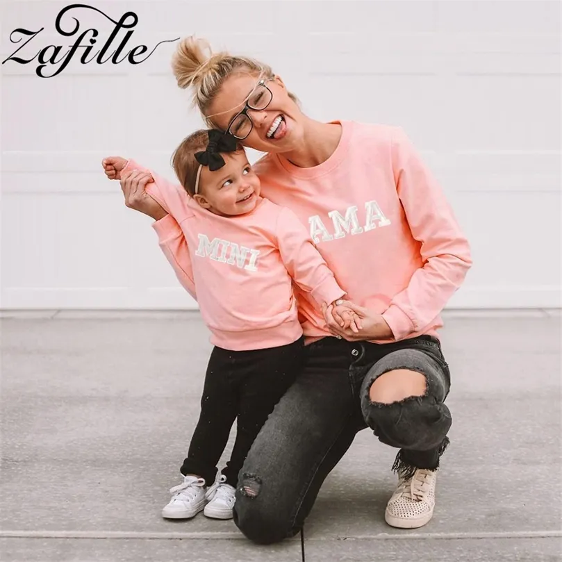 ZAFILLE Mother and Daughter Clothes Autumn Letter Pink Family Hoodies Mom and Son Matching Outfits Mama Kids Family Clothing 220531