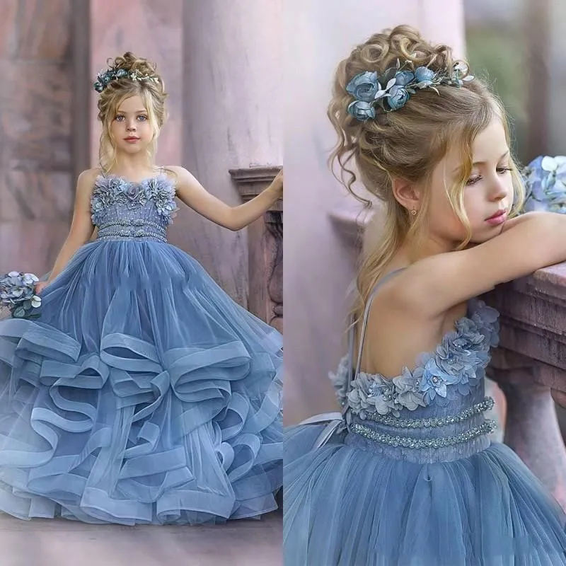 먼지가 많은 블루 스파게티 스트랩 얇은징 꽃 소녀 드레스 레이스 3D 플로럴 아플리케 계층 끈 여자 대회 드레스 드레스 아이 생일 파티 가운 BC4690