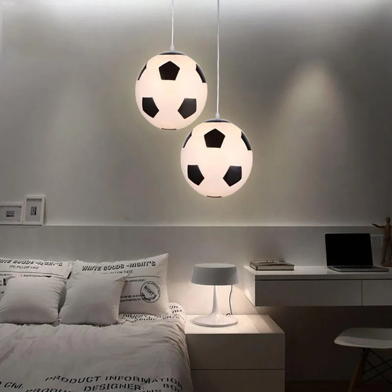 Lampes suspendues Moderne Enfants Chambre En Verre En Forme De Football Lampe Nordique LED Lumières Vivre Belle Lumière Déco Cuisine LuminairesPendentif