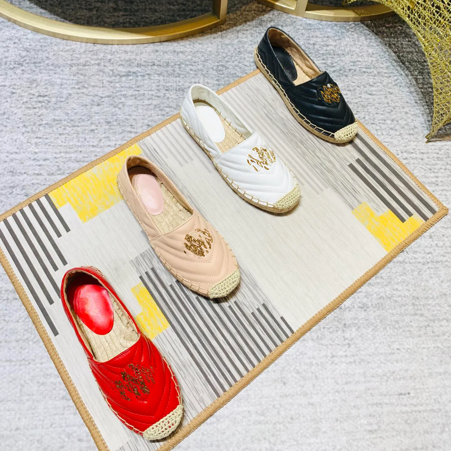 2022 designertofflor Cord Plattform matelass läder espadrillor Flats dam sandal skor Aprikos röd mörkgrön vit mules loafers sommar lyx dam rutschkanor