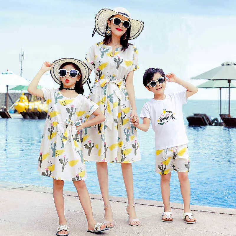 Matching Family Outfits Summer Mum Daughter Beach Dress Dad Son T-shirt &Shorts Family Look Seaside Couple Matching Clothing