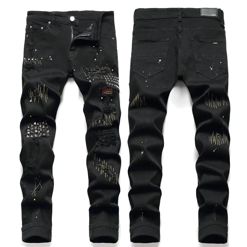 Человек заклепки, сшивая деталь повреждения черные джинсы расстроенные изношенные джинсовые штаны