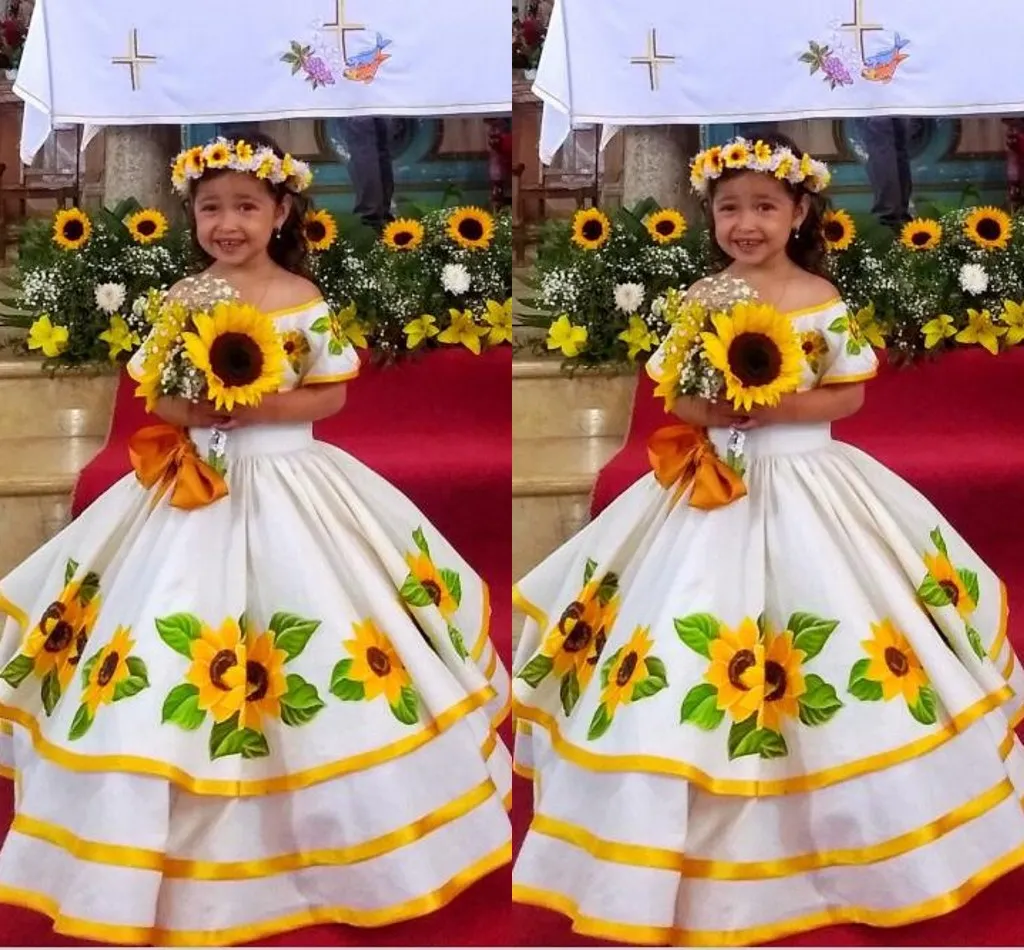 2022 Vackra solrosor broderade pageant quinceanera klänningar små tjejer från axelprinsessan A-line blomma tjej klänning för bröllop vit