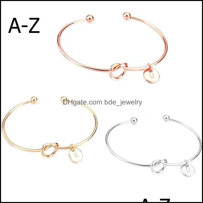 Bracelets de bracelets 26 lettres rose or sier sier simple style noute de coeur nouée fille mode zinc alliage rond pendant gouttes livraison 2021 st2bq