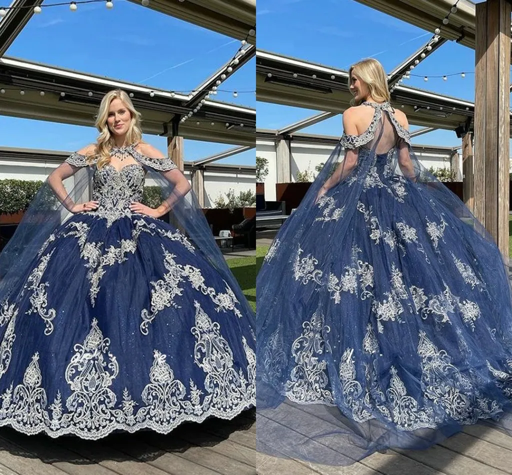 2022 Marineblaue Quinceanera-Kleider mit Umhang, silber bestickt, abnehmbarer Schal, herzförmiger Tüll, Ballkleid, formelle Abendkleider für Damen, süße 15 Mädchen