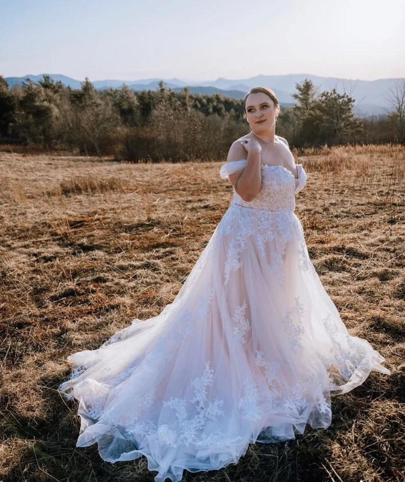 Champagne Lining Vintage Ivory Off-Shoulder line a wedding dress with Court Train and Tulle Skirt - Plus Size Bridal Gown Champagne Lining Vintage Ivory Off-Shoulder line a wedding dress with Court Train and Tulle Skirt - Plus Size Bridal Gown