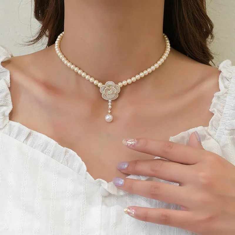 Hänge Halsband 2022 Mode Klassisk Pearl Camellia Halsband Nyckelbenskedja Sommar Kvinna Lyxsmycken