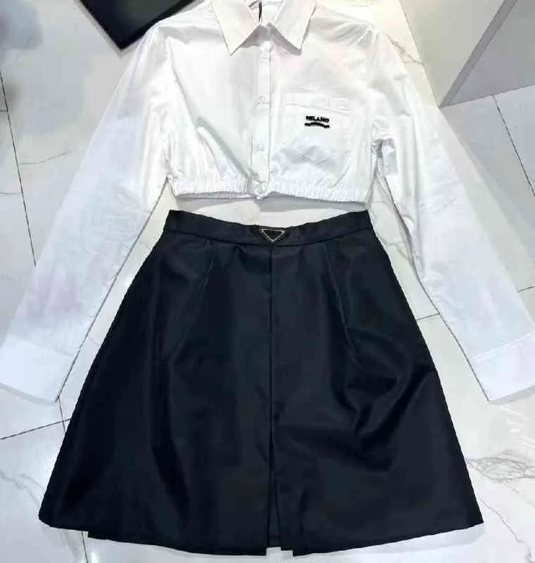22SS kvinnors kjol kort skjorta mode med nylon inverterad triangel stil dam sexig klänning hög kvalitet svart storlek s-l