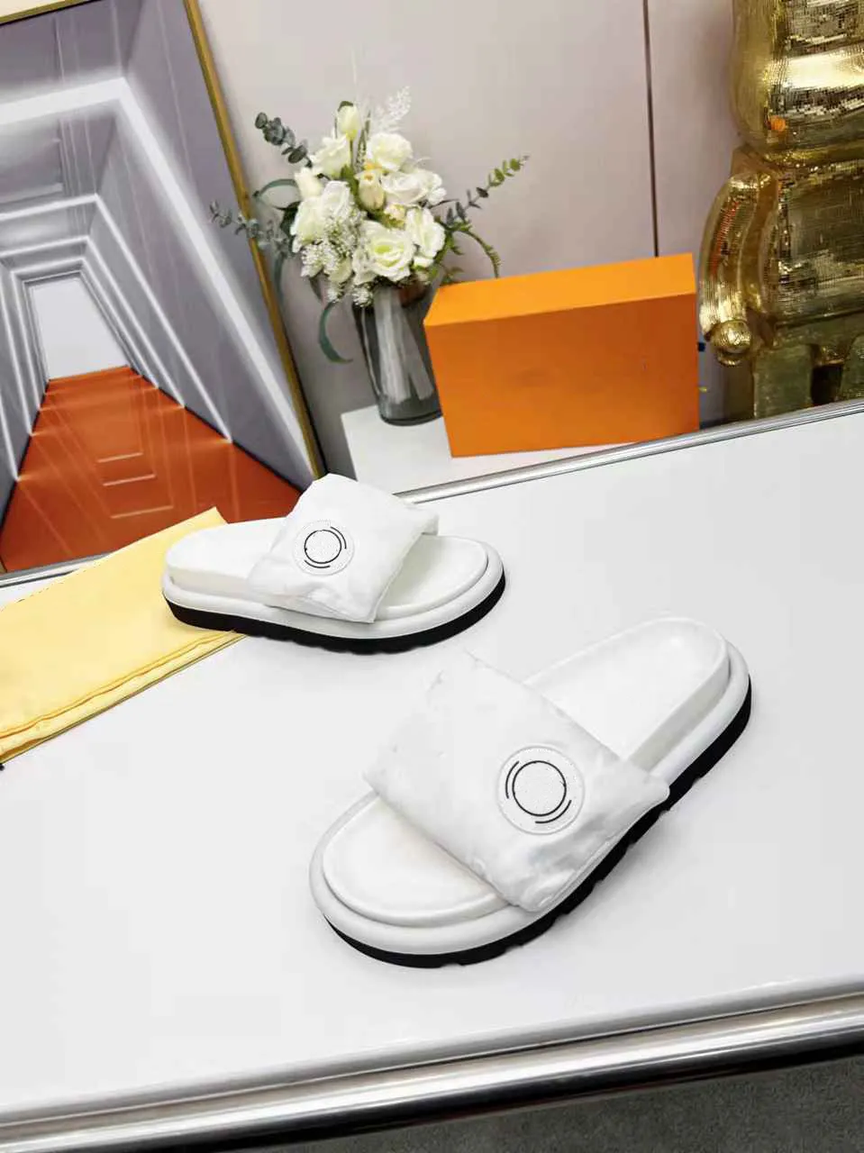 Poolkudde Platt Komforttofflor präglade mulor Designerskor damer diabilder med box nylon Cool sommartofflor sandaler Vittryckt moderutschbana
